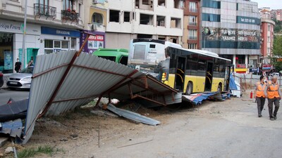Kontrolden çıkan otobüs sac perdelere çarptı