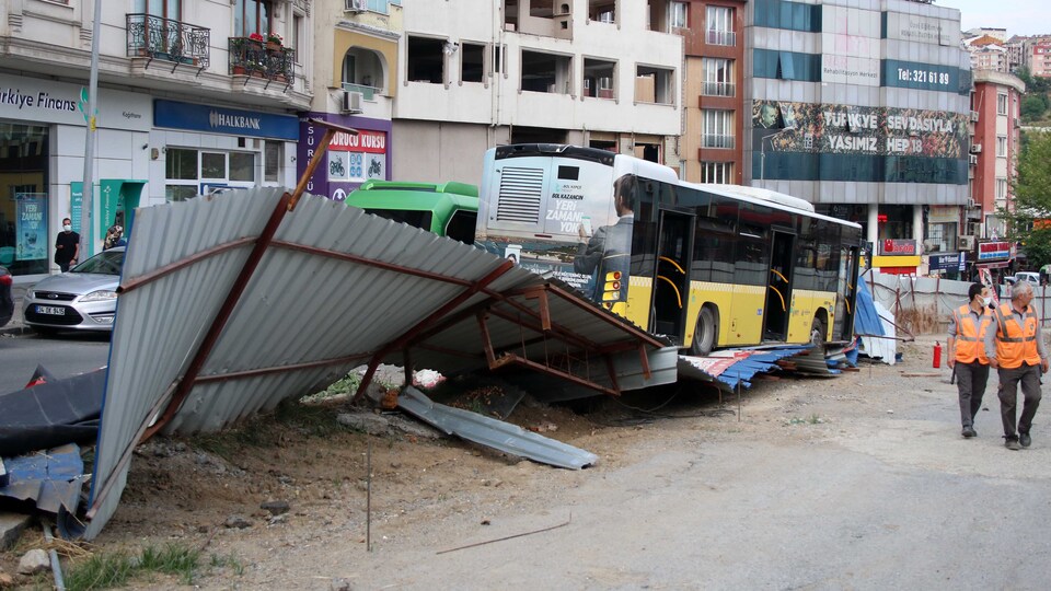 Kontrolden çıkan otobüs sac perdelere çarptı