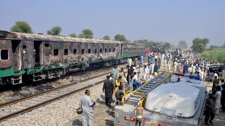 Pakistan'da iki tren çarpıştı: 51 ölü!