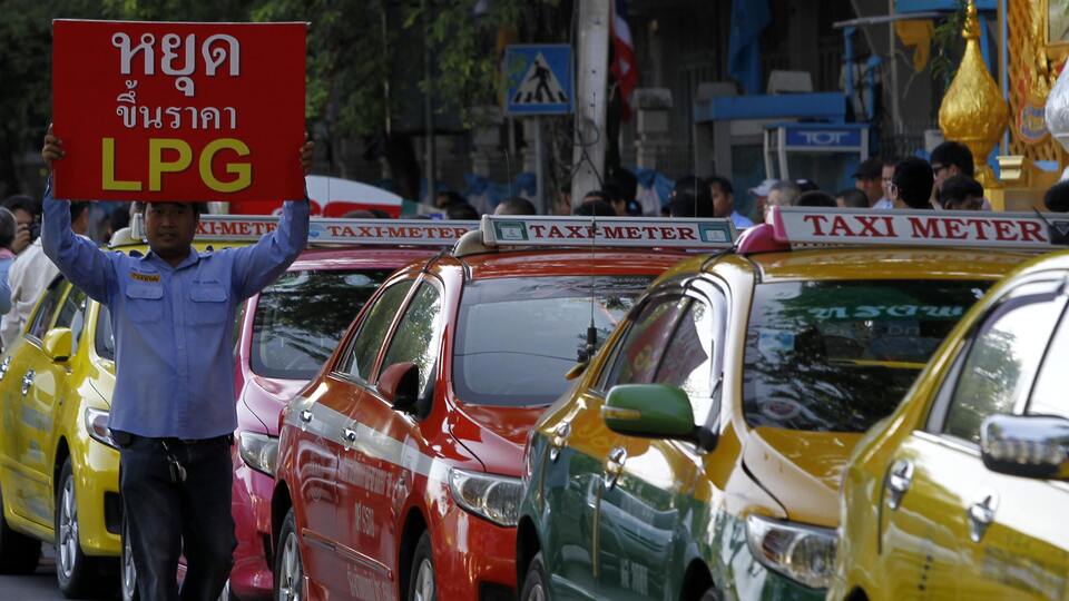 Taylandlı taksi şoföründen Covid-19'a karşı ikna yöntemi