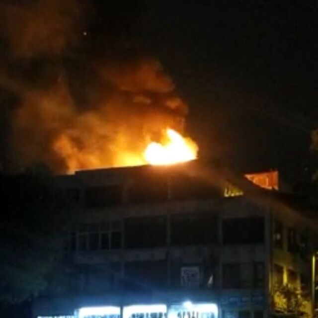 Fatih'te iş merkezinin çatısında yangın paniği