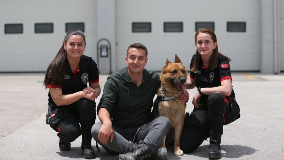 Özel köpekler anne şefkatiyle eğitiliyor