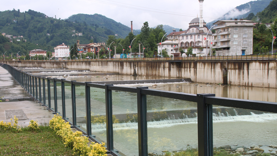 Sel riskine karşı cam korkuluk