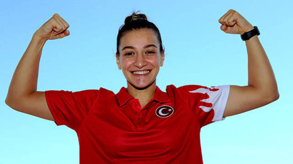 Buse Naz Çakıroğlu'ndan altın madalya