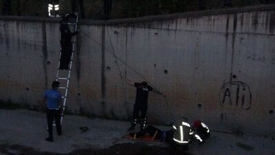 Dereye girdi, mahsur kaldı