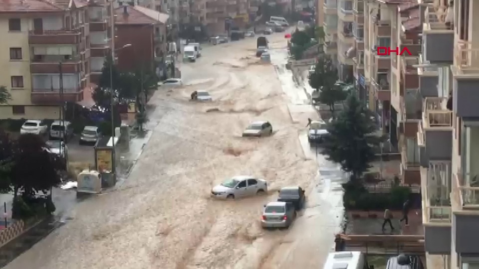 Ankara'da sağanak sele yol açtı!