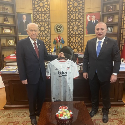 Bahçeli'ye imzalı Beşiktaş forması hediye edildi