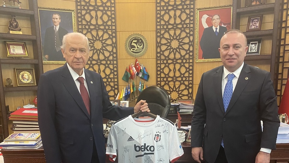 Bahçeli'ye imzalı Beşiktaş forması hediye edildi