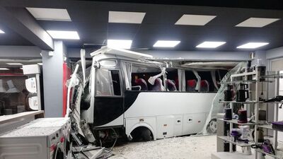 İşçi servisi beyaz eşya mağazasına çarptı: 12 yaralı