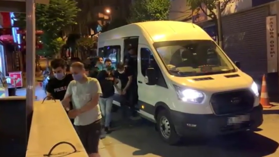 Kovid-19 aşılarını satarken yakalandı!