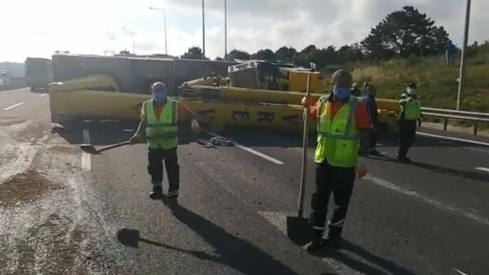 Kuzey Marmara Otoyolu'nda vinç devrildi!
