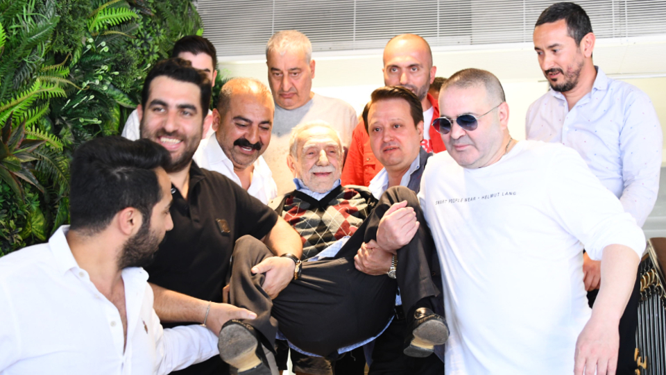 "Aman, ayağı yere değmesin!"