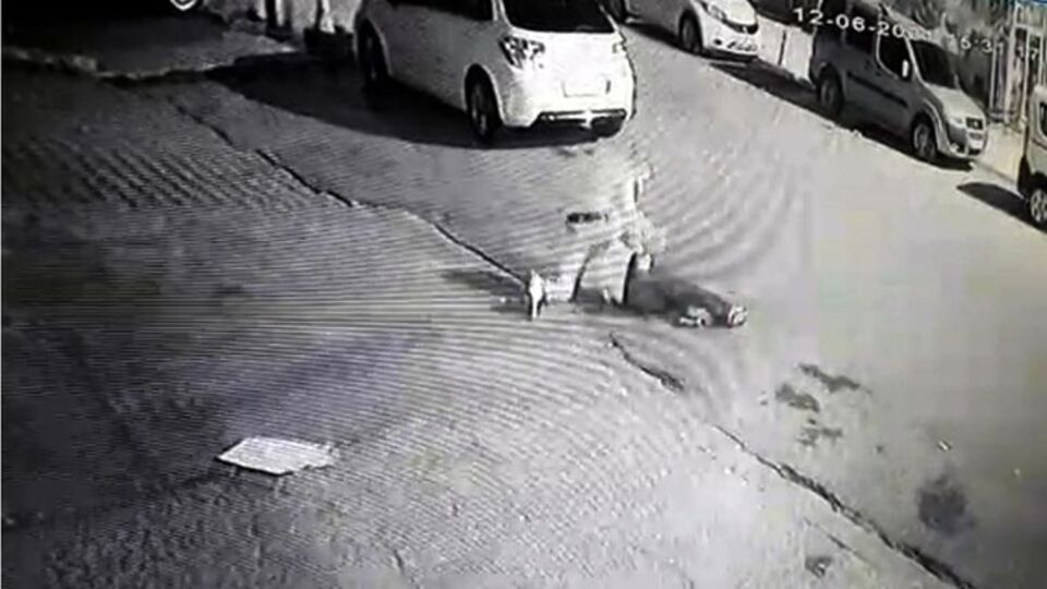 Bıçaklı dehşet kamerada!