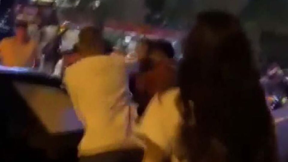 Kafasında şişe kırdı