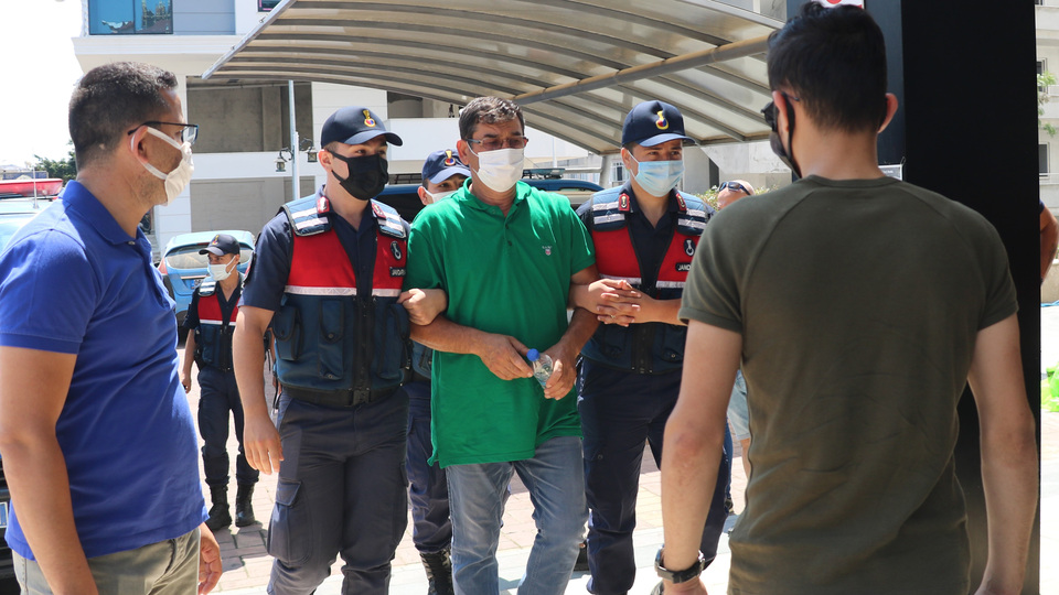 Silahını temizlerken eşini öldürdü!