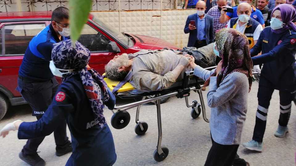 Evinin altında define ararken yaralandı