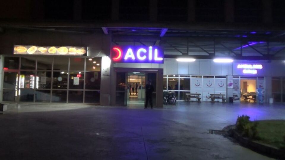 Akrabalarına balta ile saldırdı