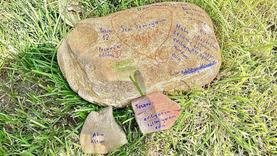 Polis alarma geçti! Taştaki korkunç yazı!