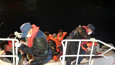 Ayvalık'ta Türk kara sularına itilen 8 sığınmacı kurtarıldı