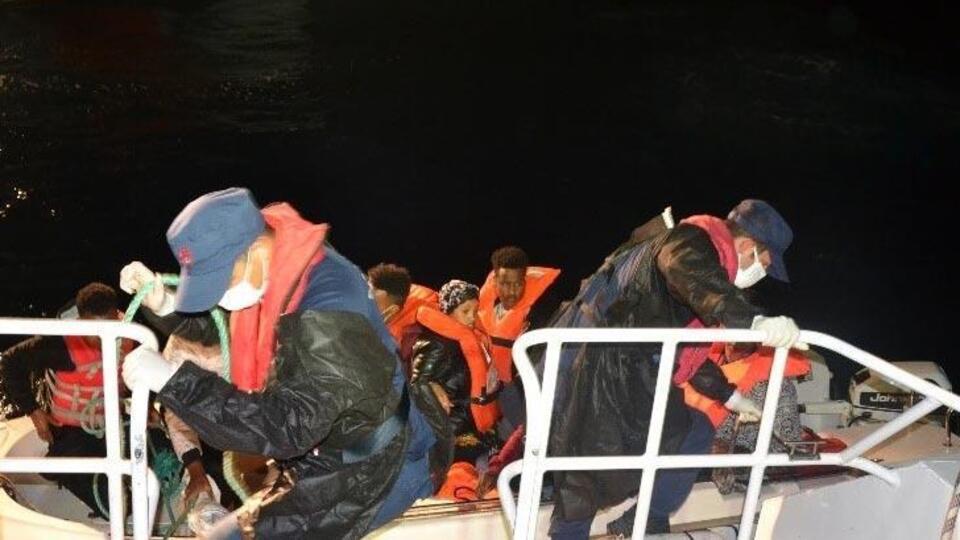 Ayvalık'ta Türk kara sularına itilen 8 sığınmacı kurtarıldı