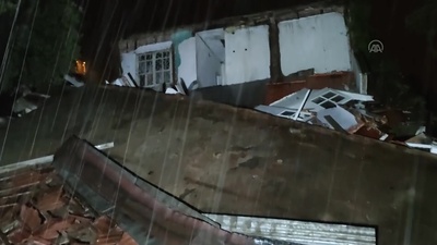 Yoğun yağış metruk evi çökertti