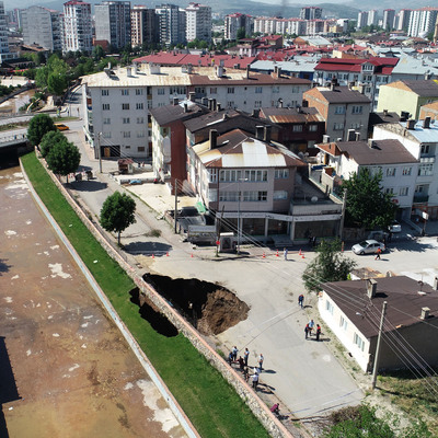 Faciadan dönüldü! Dev çukur korkuttu