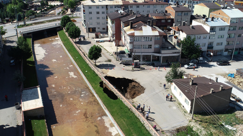 Faciadan dönüldü! Dev çukur korkuttu