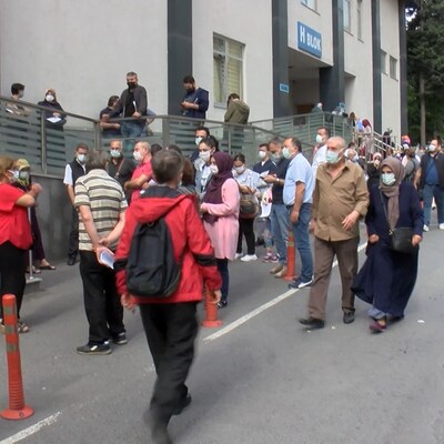 Hastanelerde aşı kuyruğu