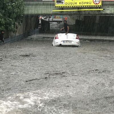İstanbul'da selde dehşeti yaşadılar!