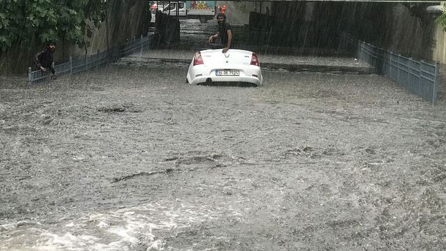 İstanbul'da selde dehşeti yaşadılar!