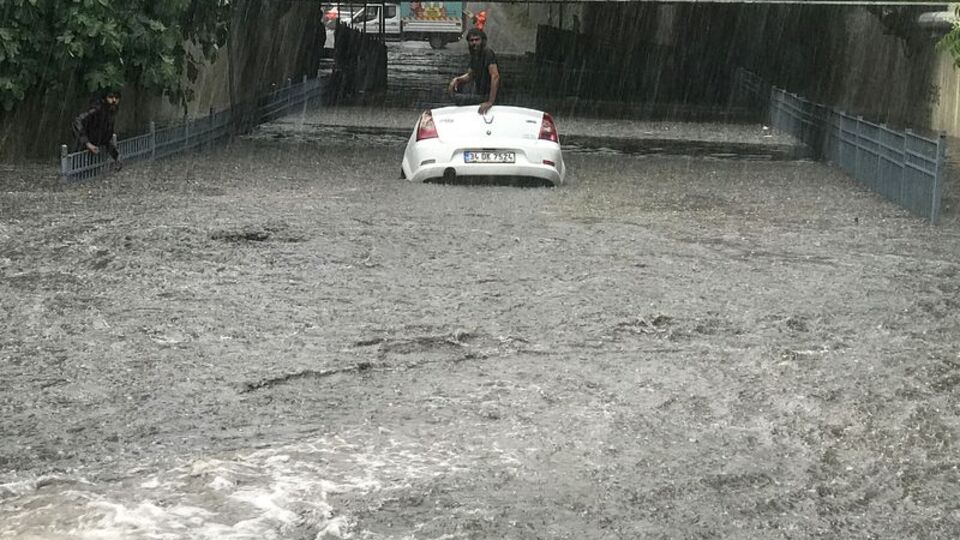 İstanbul'da selde dehşeti yaşadılar!