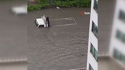 Arkadaşını yüzerek kurtardı!