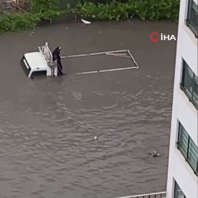 Arkadaşını yüzerek kurtardı!