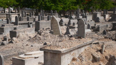 İsrail mezarlıkları da hedef almış!