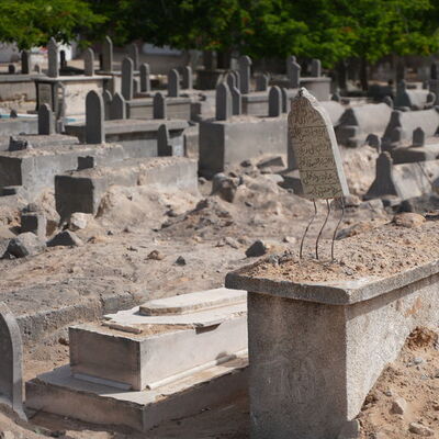 İsrail mezarlıkları da hedef almış!