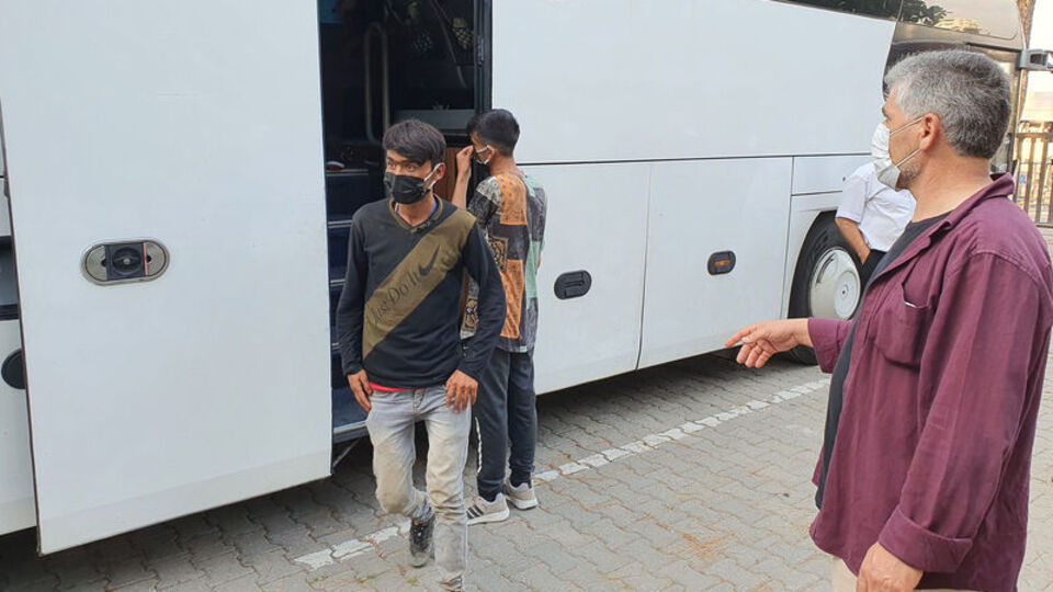 Yolcu otobüsünde 45 kaçak göçmen yakaladı