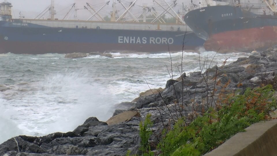 Halatı kopan gemi kıyıya sürüklendi