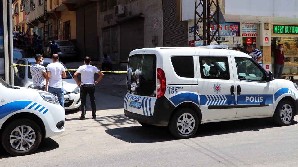 Arama yapmak isteyen polisi boğazından bıçakladı!