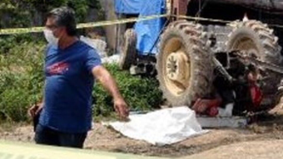 Hareket eden traktörü durdurmak isterken öldü