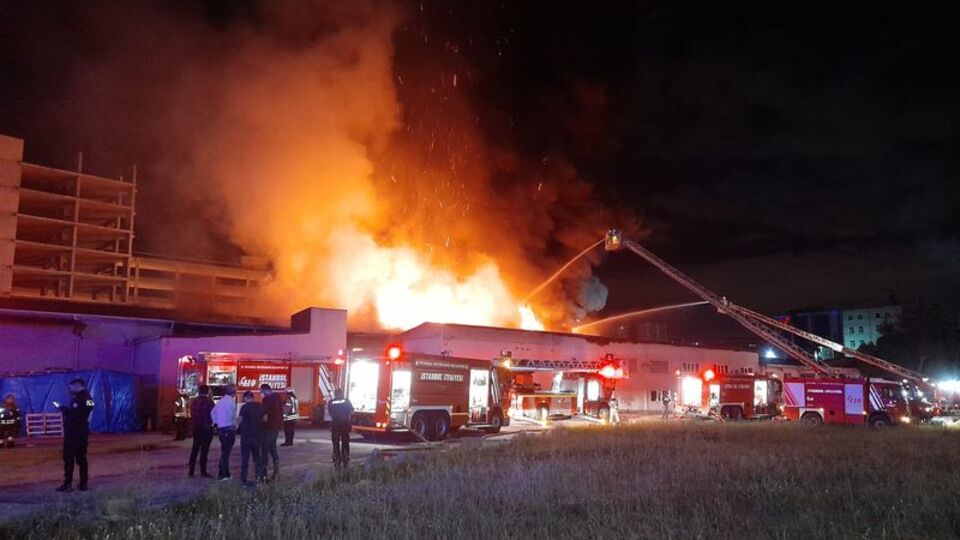 Küçükçekmece'de kağıt ambalaj fabrikasında yangın paniği