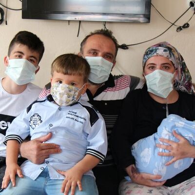 Hamileyken korona oldu, bebeğine 1 ay sonra sarıldı