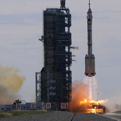 Çin insanlı uzay aracını fırlattı!