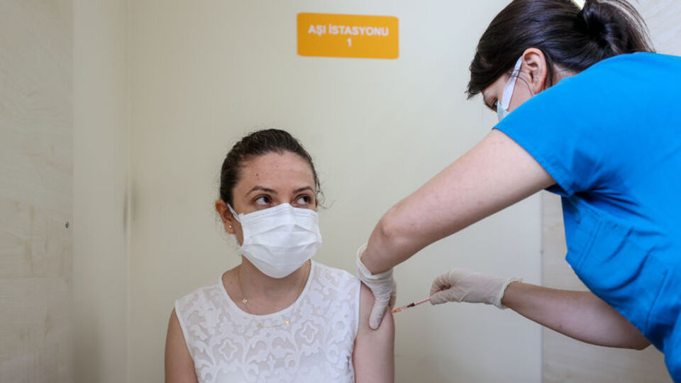 Hastaneler günlük aşı uygulama kapasitesini artırıyor