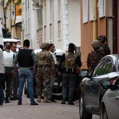 Rahatsız ettiği kadın ile kızını rehin aldı!