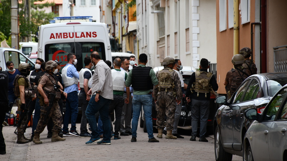 Rahatsız ettiği kadın ile kızını rehin aldı!