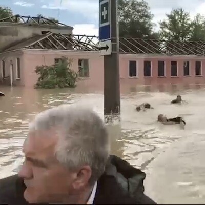 Valiye afet bölgesinde 'yüzerek' eşlik ettiler!