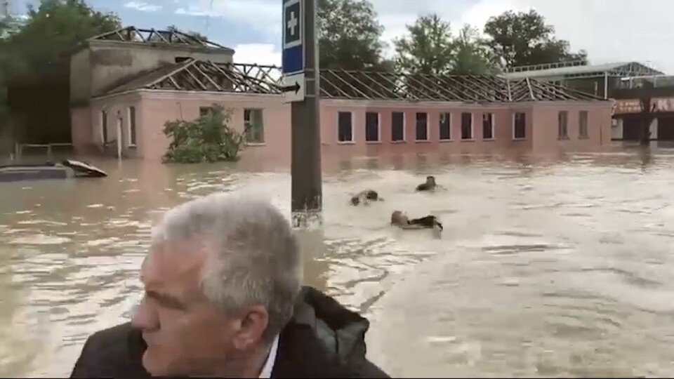 Valiye afet bölgesinde 'yüzerek' eşlik ettiler!