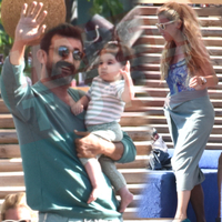 Kızıyla gazetecileri selamladı