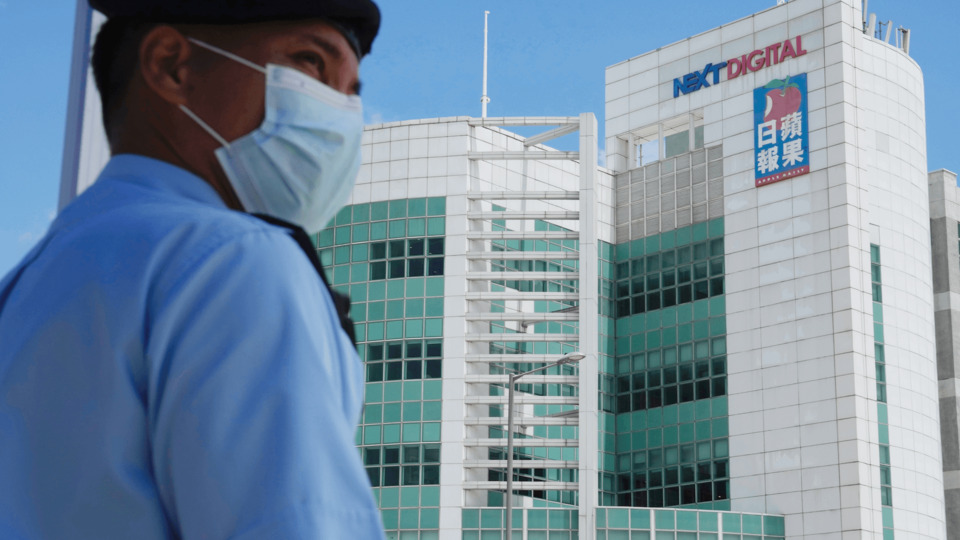 Apple Daily gazetesinin ofisine baskın düzenlendi