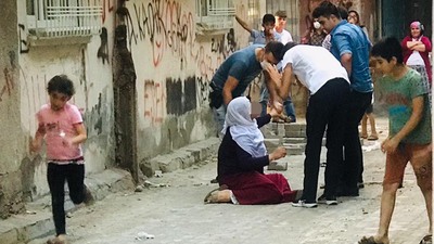 İşaret diliyle eşini ihbar etti!